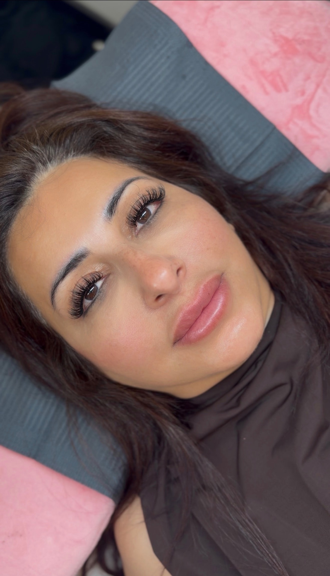 Full volume lash extensions with a soft wispy set